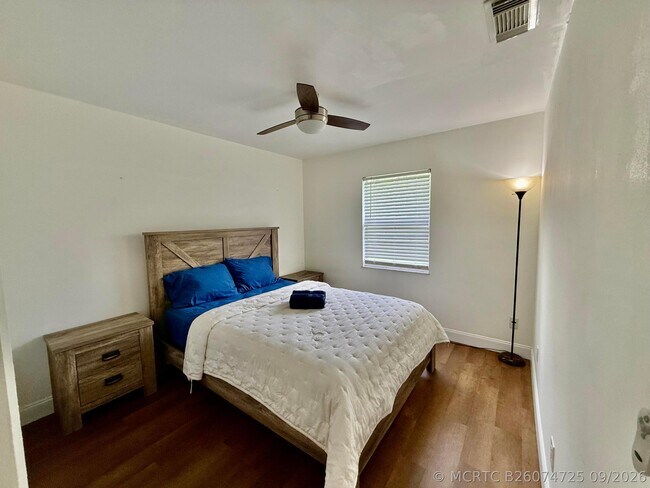 Building Photo - 1757 SW Gemini Ln