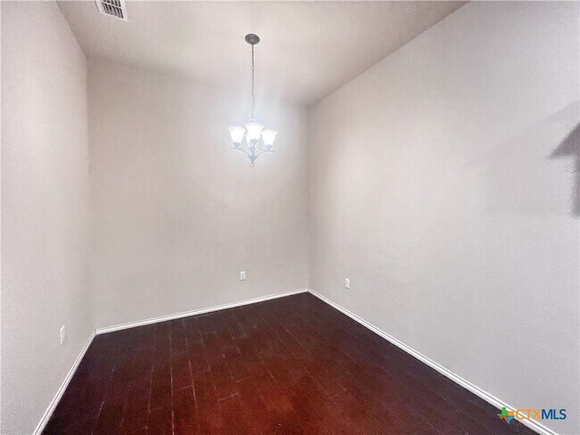 Building Photo - 569 Creekside Cir