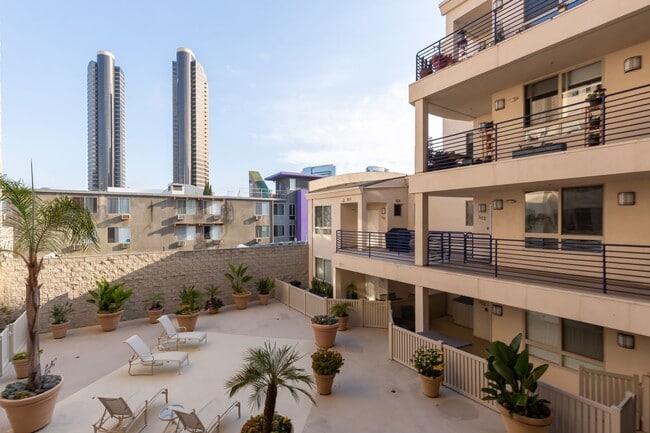 Building Photo - AMAZING 2/2 MARINA DISTRICT CONDO WITH 2 A...