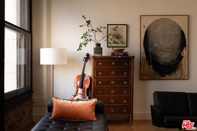 Building Photo - 460 S Spring St