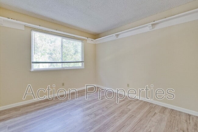 Building Photo - 1999 Garden Bing Cir