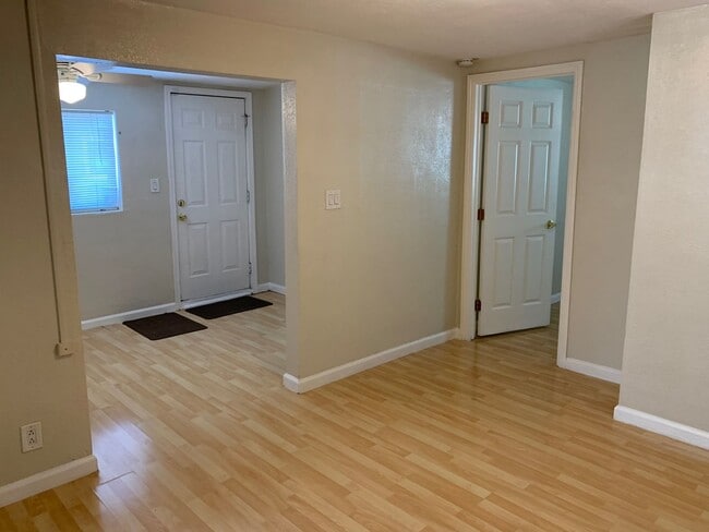 Building Photo - Tucked Away Antioch Home!