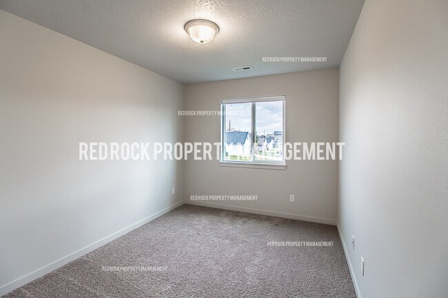 Building Photo - 303 Woodlawn Ln