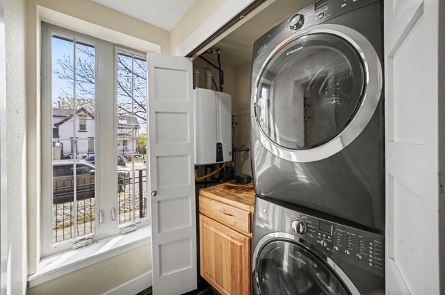 Building Photo - Stunning Luxury Home in Sunnyside **Move-In Special**