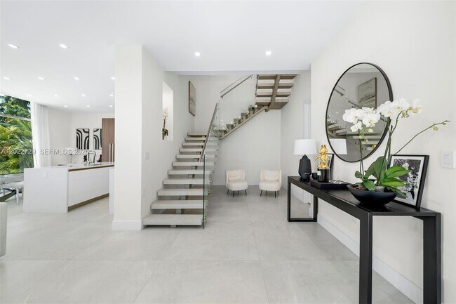 Building Photo - West 47th Street, Miami Beach, FL 33140 - 5 BR 5 BA single-family home