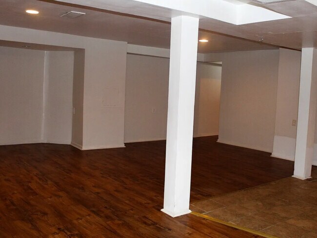 Building Photo - 2412 Woodlake Ct