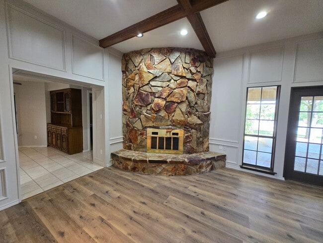 Building Photo - Stunning 4-bd 2.5 bath
