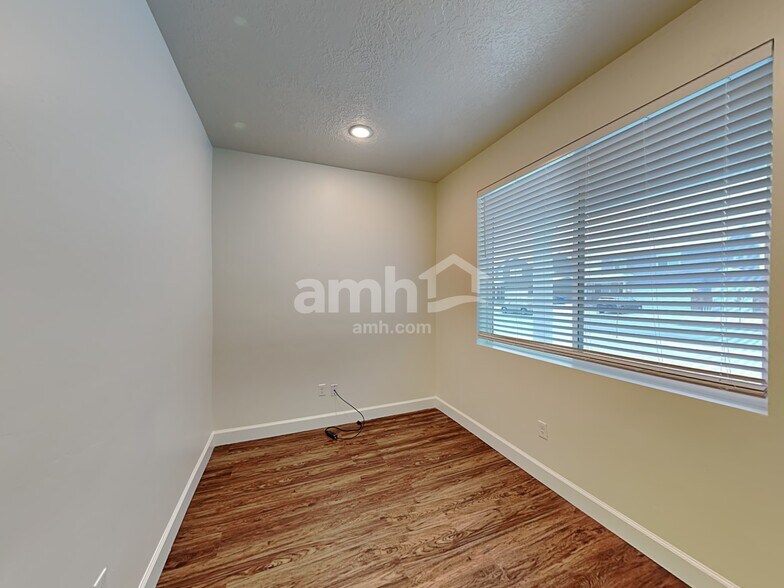 Building Photo - 301 N Gibbons Ln