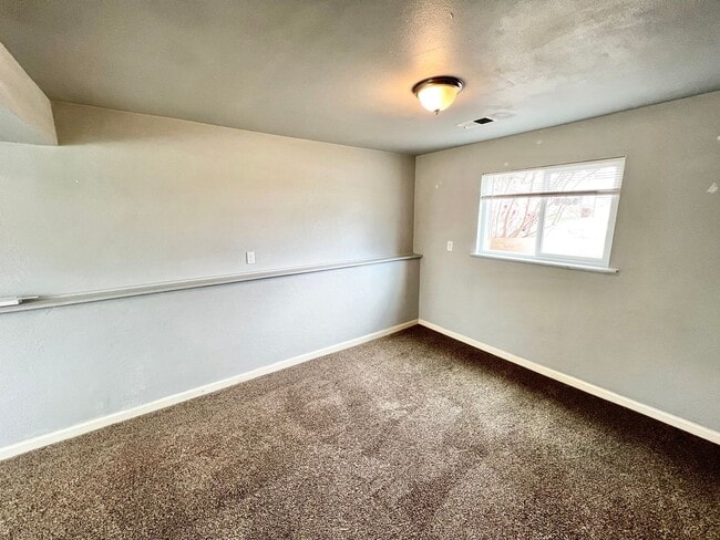 Building Photo - New on the Market! Charming 3-Bed, 1.5-Bat...