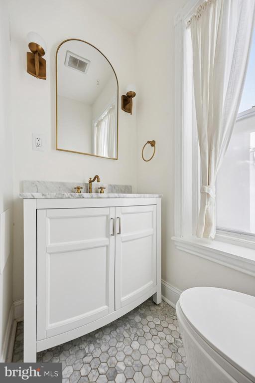 Building Photo - 437 Roxborough Ave