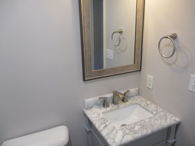 Building Photo - 2901 Creekside Dr