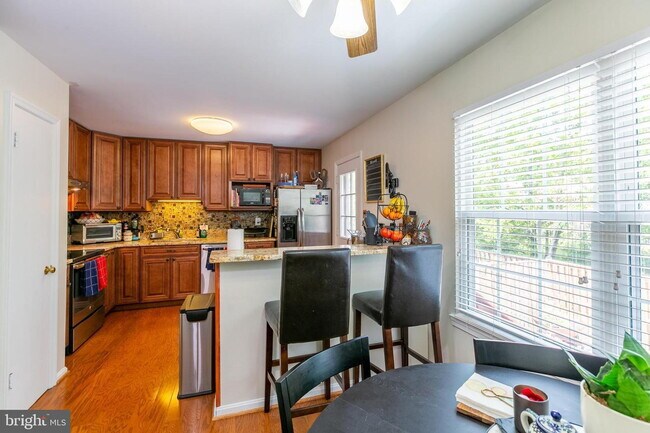 Building Photo - Stylish and Spacious Townhome with Open Floor Plan and Updated Kitchen