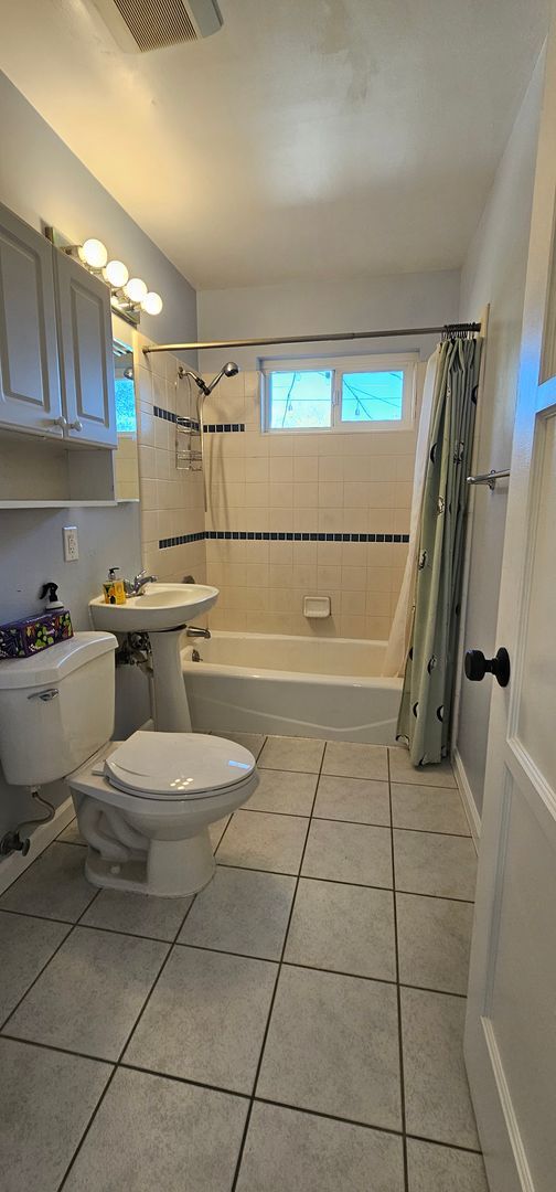 Building Photo - For Rent 2 Bedroom 1 Bathroom 1 Car Garage