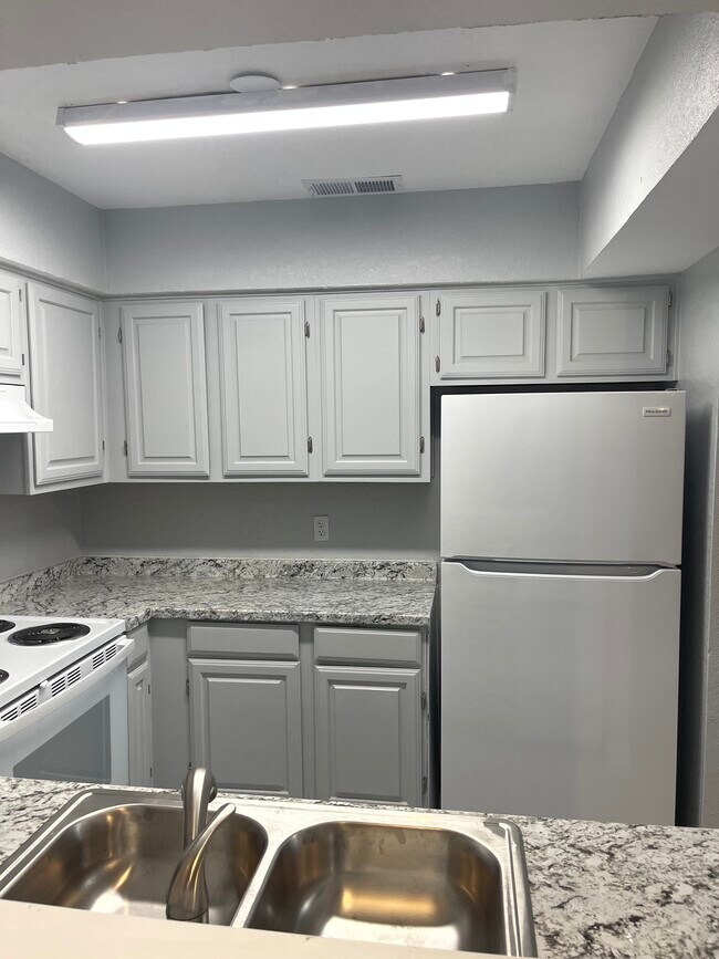 Building Photo - 2332 Sherry St