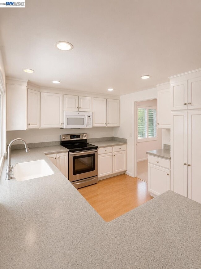 Building Photo - 2516 Dos Rios Dr