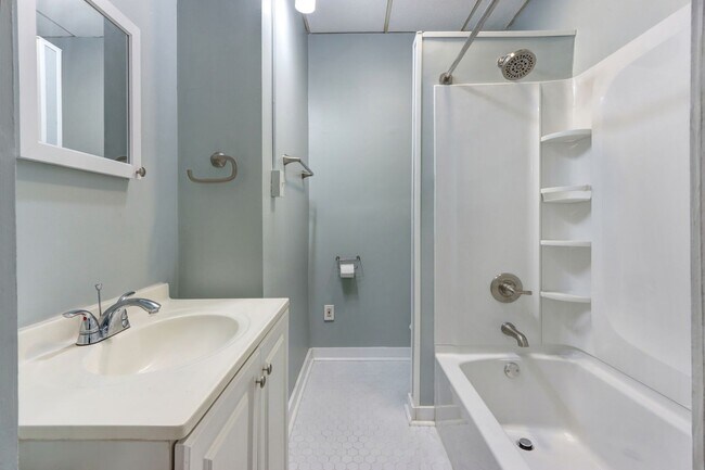 Building Photo - Renovated Two Bedroom Aprtment