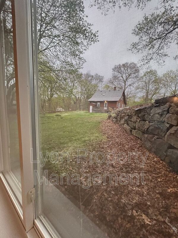 Building Photo - 1495 Ten Rod Rd