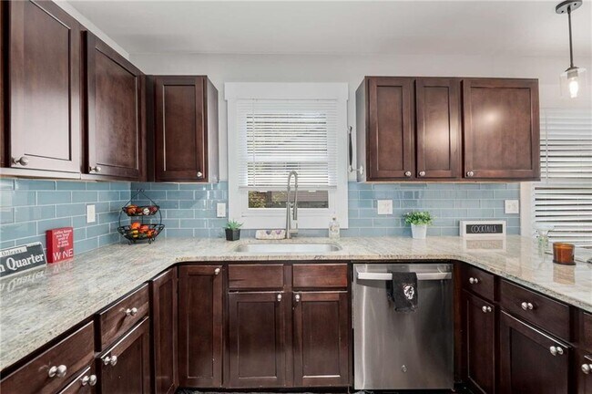 Building Photo - 2046 Settle Cir SE