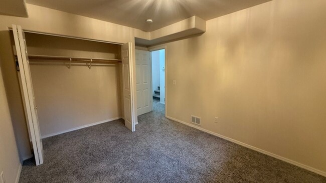 Building Photo - 3 Bed, 2 Bath Townhouse Between Elmore and...