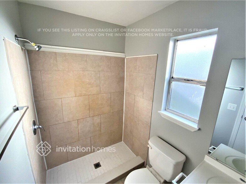 Building Photo - 1025 St Johns St SE