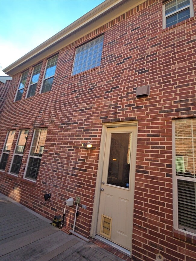 Building Photo - 1515 Olive Park