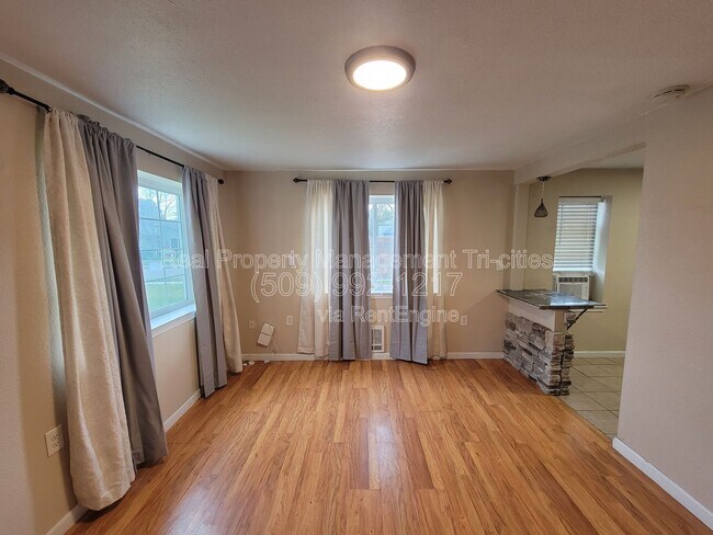 Building Photo - 1124 E 7th Ave