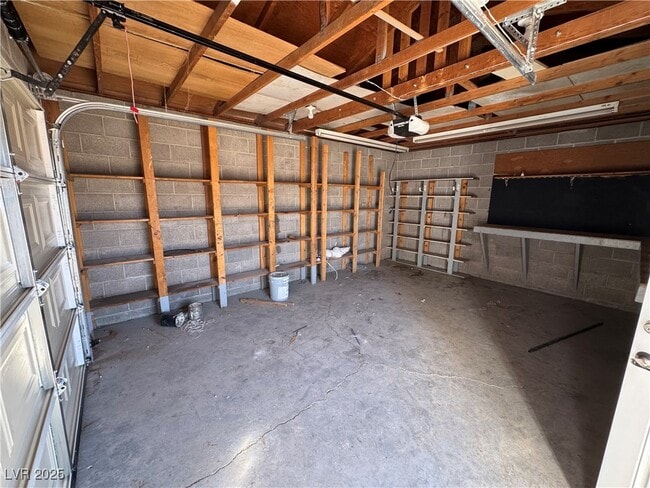 Building Photo - 1300 E Nelson Ave