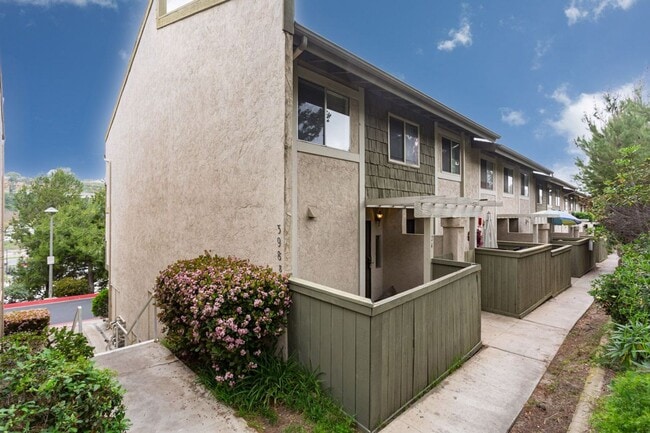 Building Photo - Traditional Townhome with Garage!