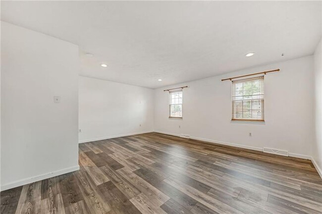 Building Photo - 2 bedroom 1.5 Bath townhome with 1 car gar...