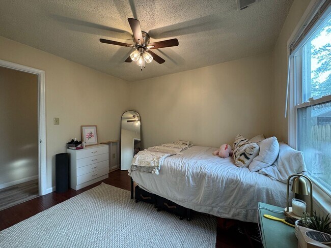 Building Photo - Well Maintained Single-Family Home in FC School District
