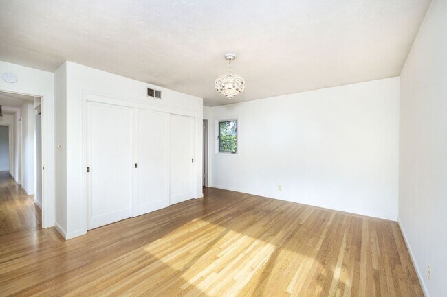 Building Photo - Spacious 3 Bed, 3 Bath Home in Excellent Location- Flexible Lease