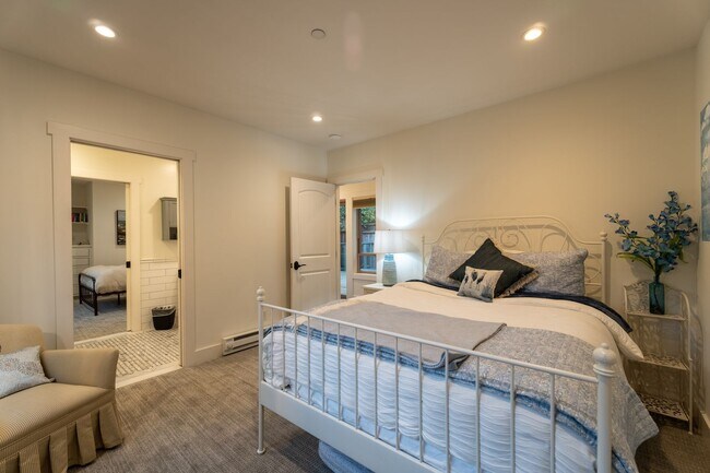 Building Photo - Forest Avenue Hideaway