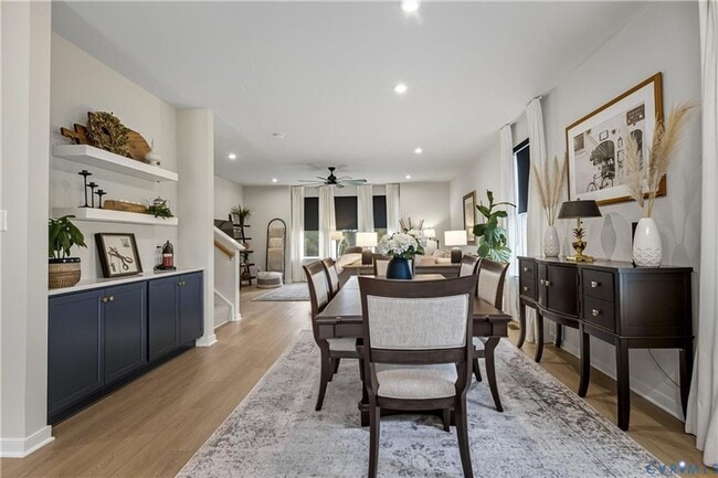 Building Photo - Like new 3 level townhome with garage convenient to Hancock Village