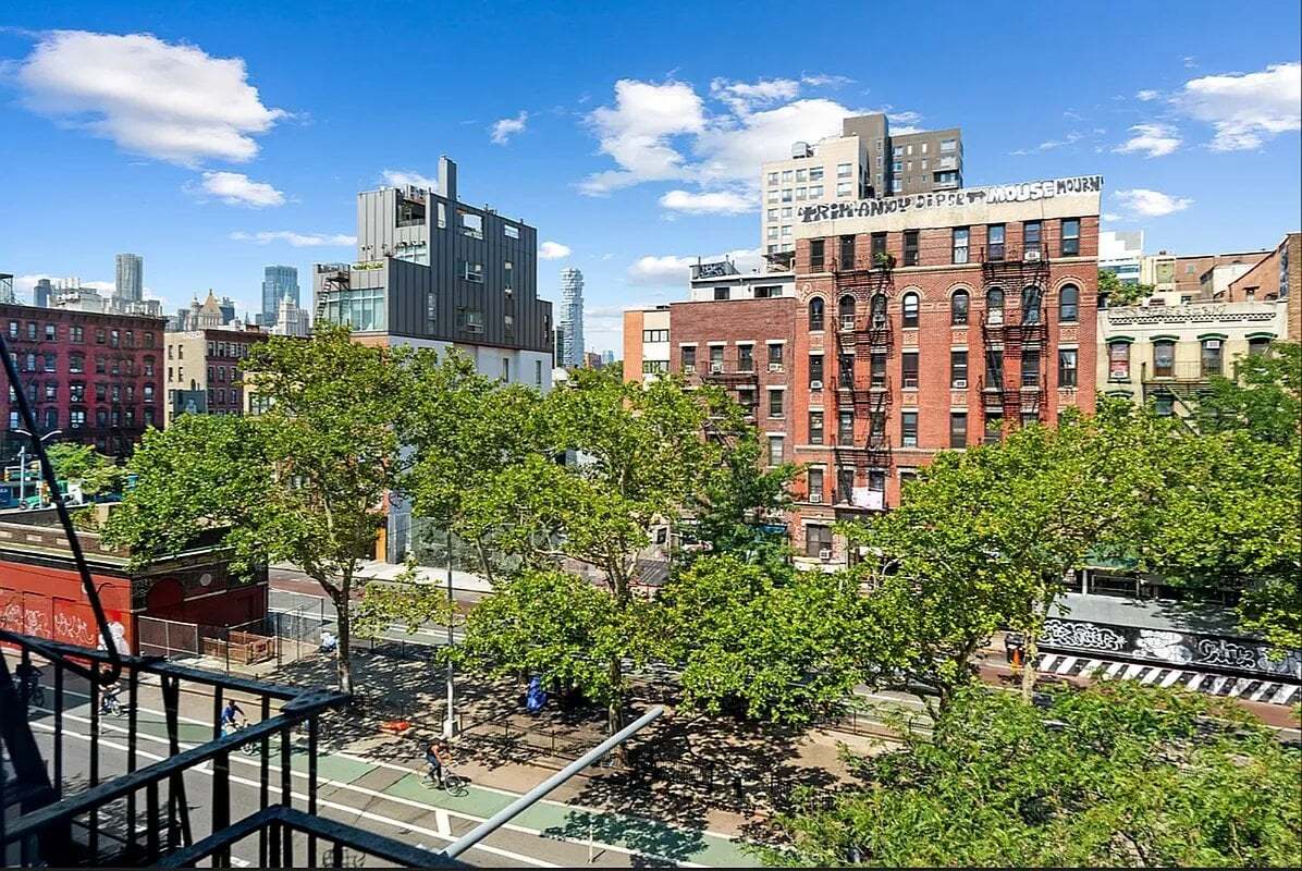 Building Photo - 130 Allen St