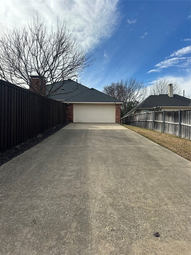 Building Photo - 4742 Parkhaven Dr