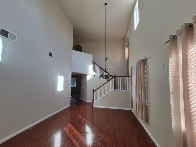 Building Photo - Lovely 4 bedroom, 2.5 bath home in North N...