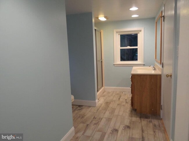 Building Photo - 668 Broad St