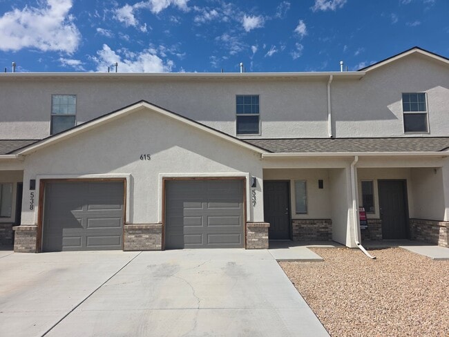Building Photo - PRIME location Townhome!!