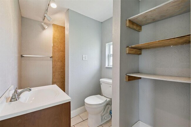 Building Photo - 320 Dummitt Ave