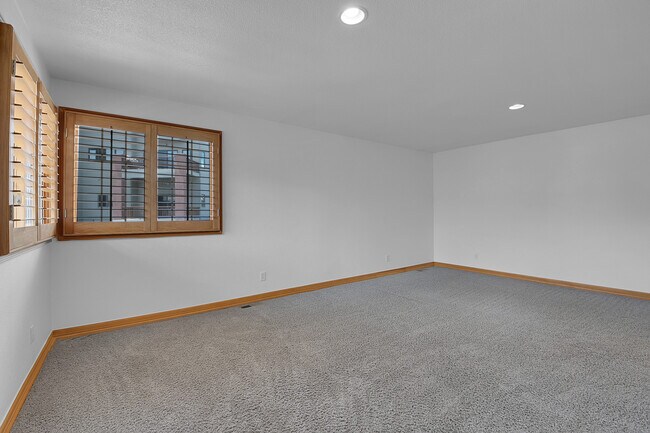 Building Photo - 556 Ridgeside Dr
