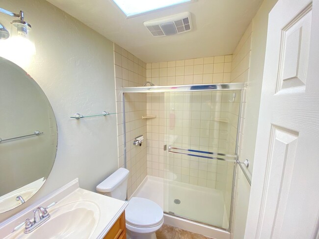 Building Photo - Unique 4 Bedroom 2 bath Guest Home in Ocea...