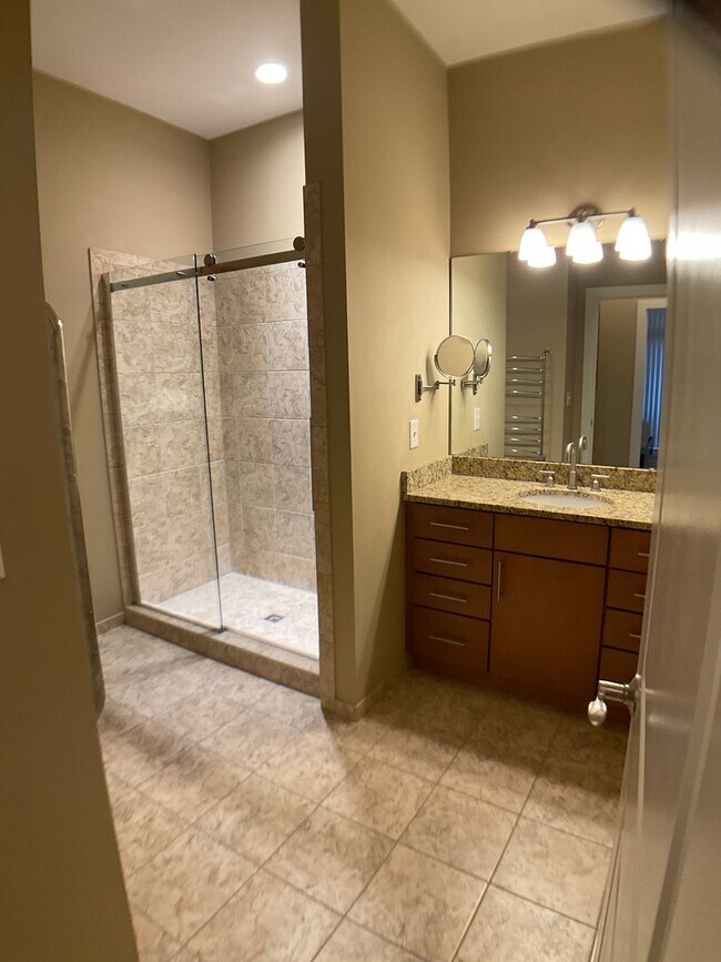 Building Photo - Upscale Condo in Popular Davis Park!