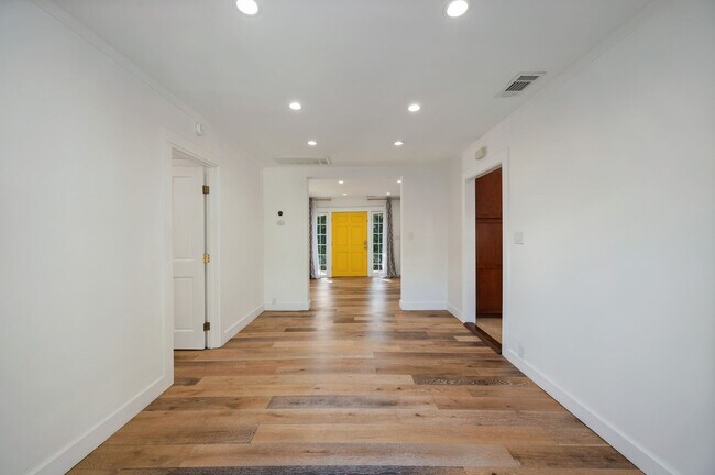 Building Photo - 7715 Lexington Ave