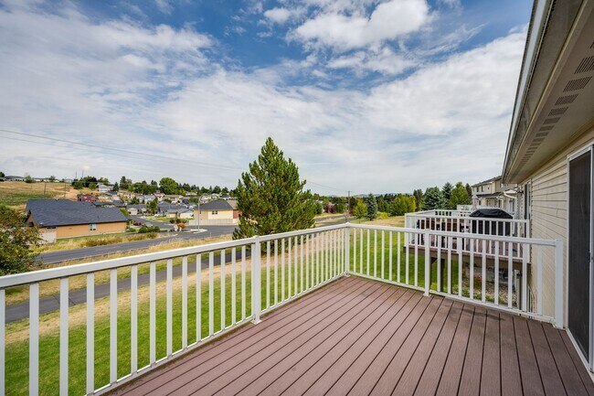 Building Photo - Charming Pullman Retreat with Space to Live and Entertain