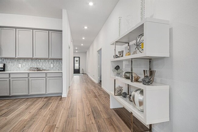 Building Photo - 705 Western Fern