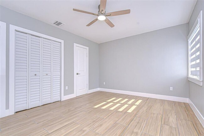 Building Photo - 5737 Shore Blvd S