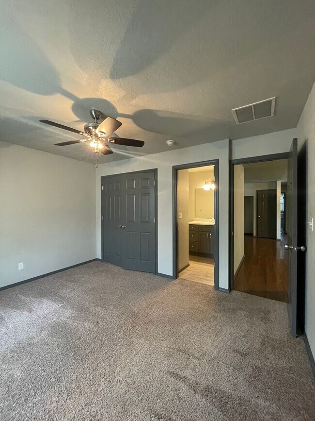 Building Photo - 3 Bedroom 2 Bath House South Springfield