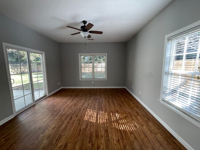 Building Photo - 3 bedroom, 2 bathroom home with 2-car gara...