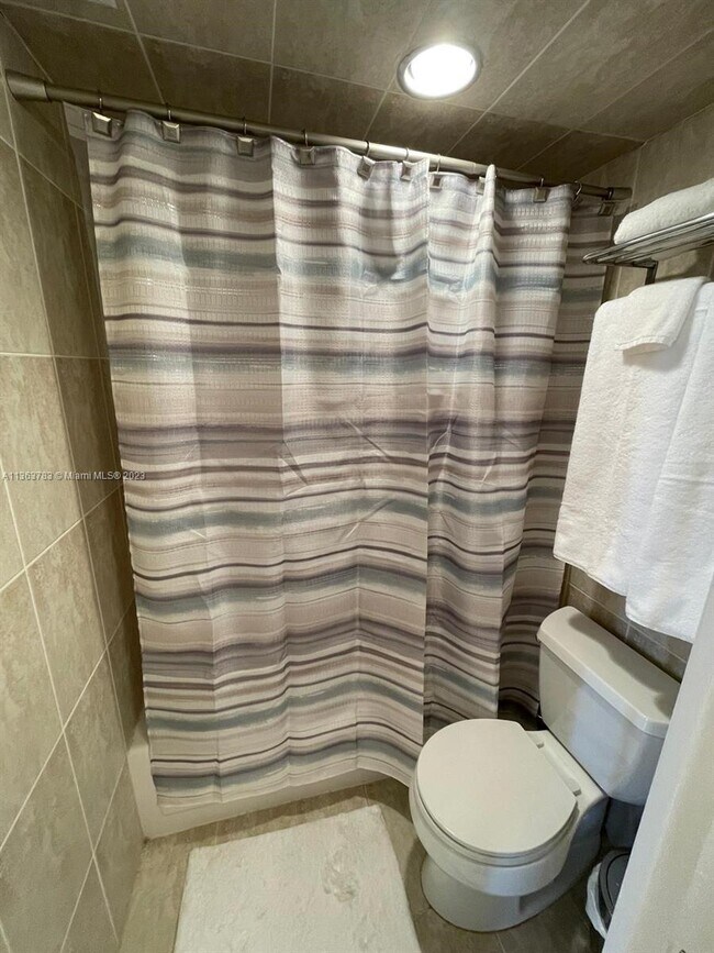 Building Photo - 10000 W Bay Harbor Dr