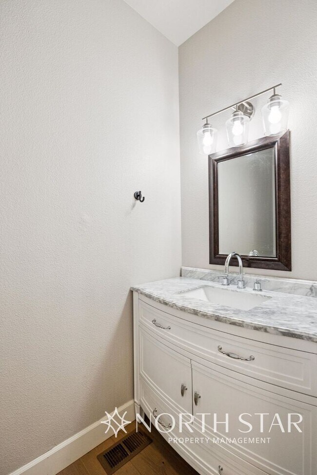 Building Photo - Westlake Traditional with Private, Level B...